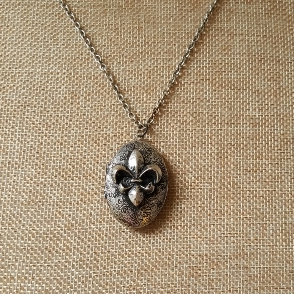 Jewelry Necklace Locket - vintage inspired